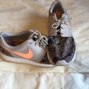 Nike women’s floral Roshe size 11
